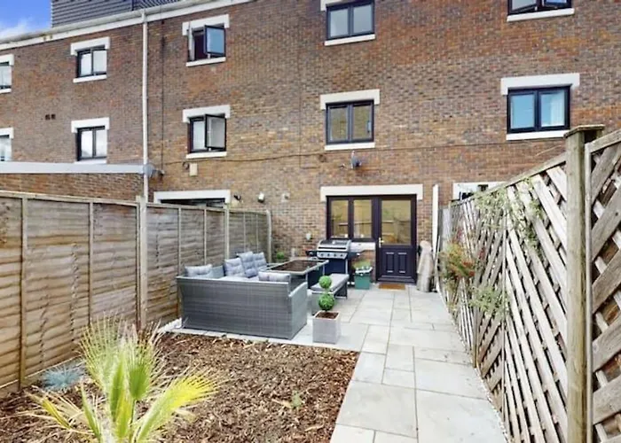 4 Bedroom Family Home On Piccadilly Line London
