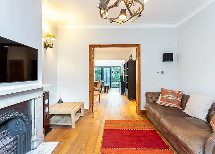 The Artist'S House Alma Street Villa London