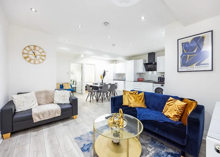 Three Bedroom Apartment By Dashh Properties Short Lets & Serviced Accommodation In Shepherds Bush Sleeps 9 With Free Wifi London