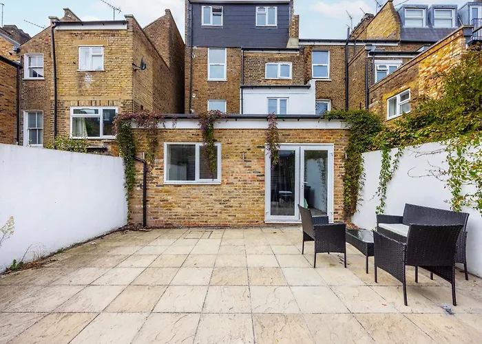Three Bedroom Apartment By Dashh Properties Short Lets & Serviced Accommodation In Shepherds Bush Sleeps 9 With Free Wifi London