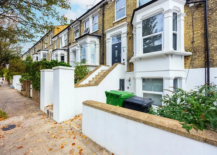 Three Bedroom Apartment By Dashh Properties Short Lets & Serviced Accommodation In Shepherds Bush Sleeps 9 With Free Wifi London
