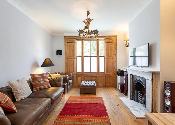 The Artist'S House Alma Street Villa London